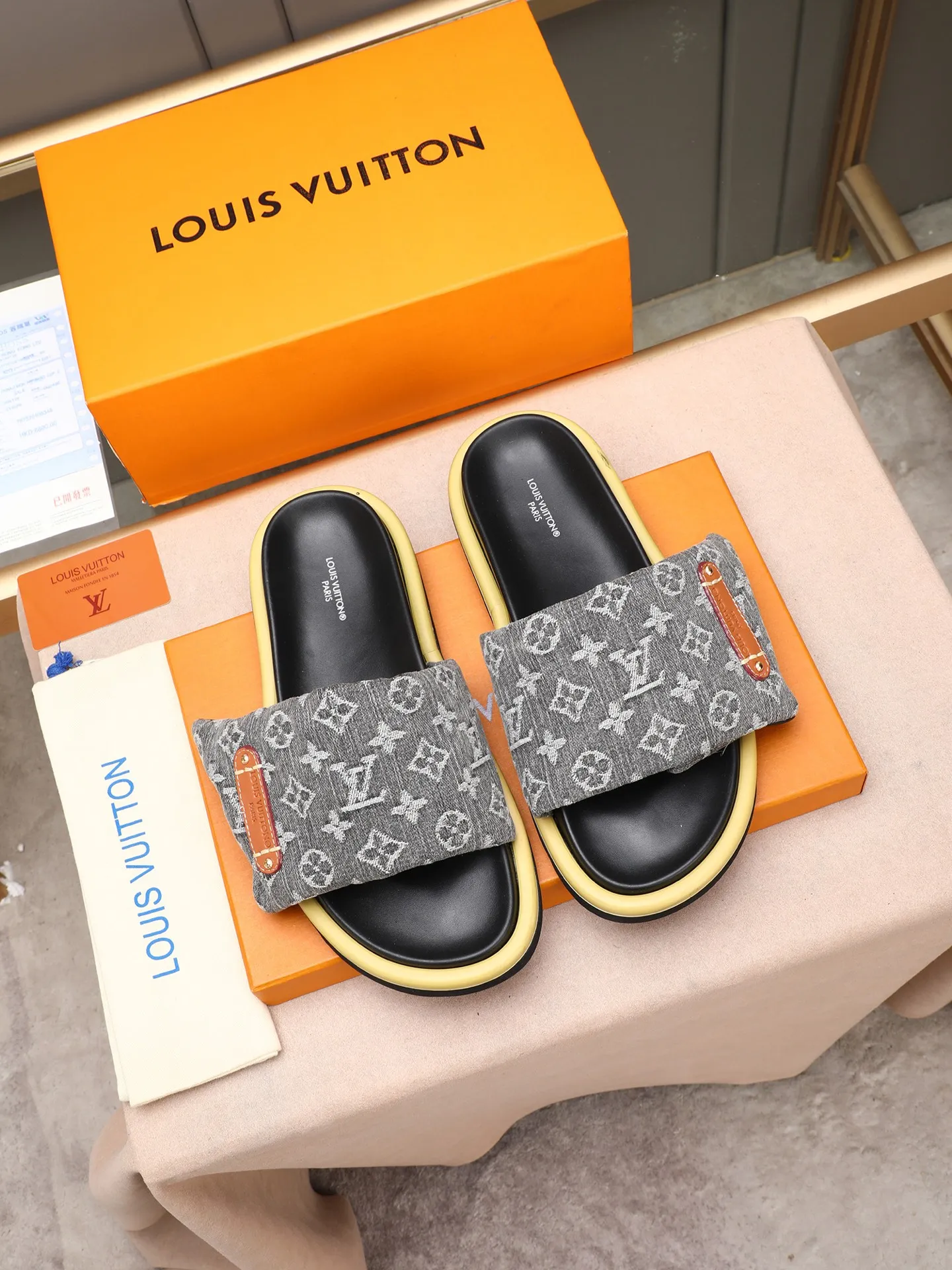 PP360 [LOUIS VUITTON] Louis Vuitton, LV printing, men's and women's slippers are on the market. The drawer box packaging comes with a cloth bag and a card. The upper pattern looks very soft and waxy, and it is a super versatile leg slimming tool. Fabric: imported denim/canvas/old fabric, LV hardware LOGO, official website pattern printing, comfortable to wear, feet: high-elastic PU water table. Sole: foam sole, heel height: about 5cm. Code number: 35-46, 35, 45, 46 are custom-made and non-returnable. Color: multiple colors and styles available.